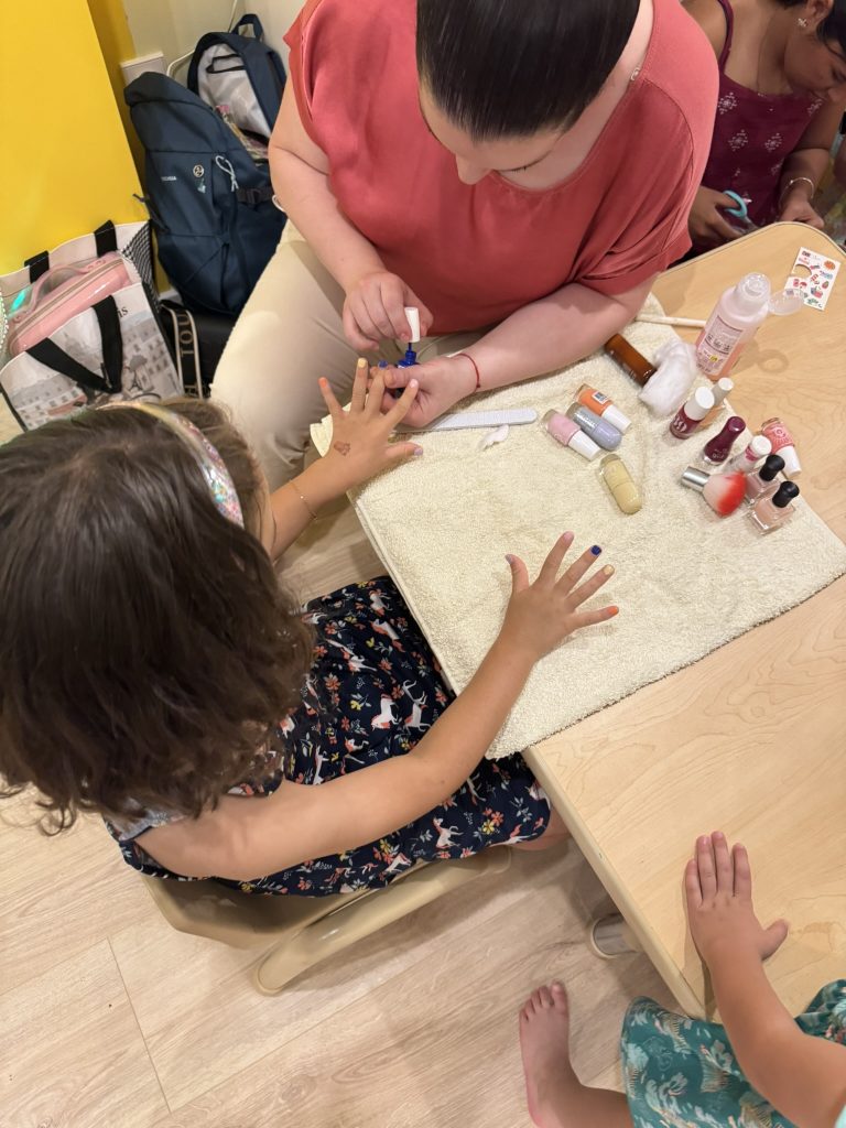 Servicio de manicura y pedicura