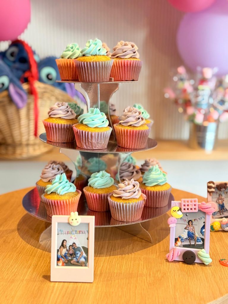 Torre cupcakes colores vibrantes